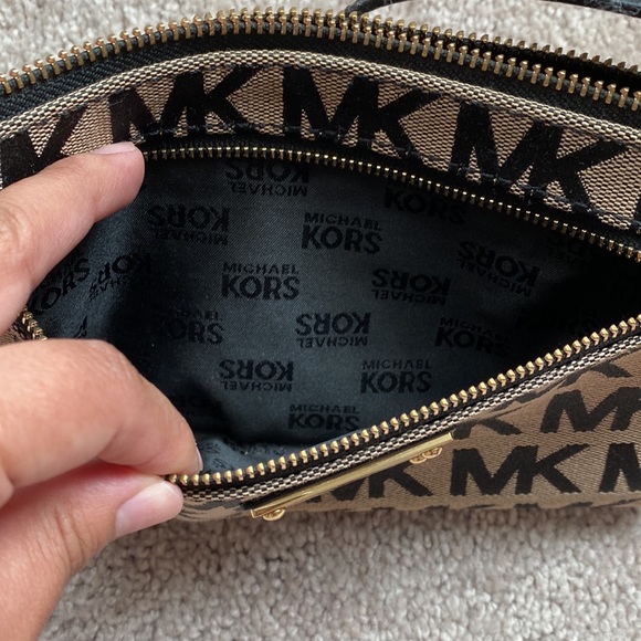 Michael Kors wristlet - Picture 2 of 4